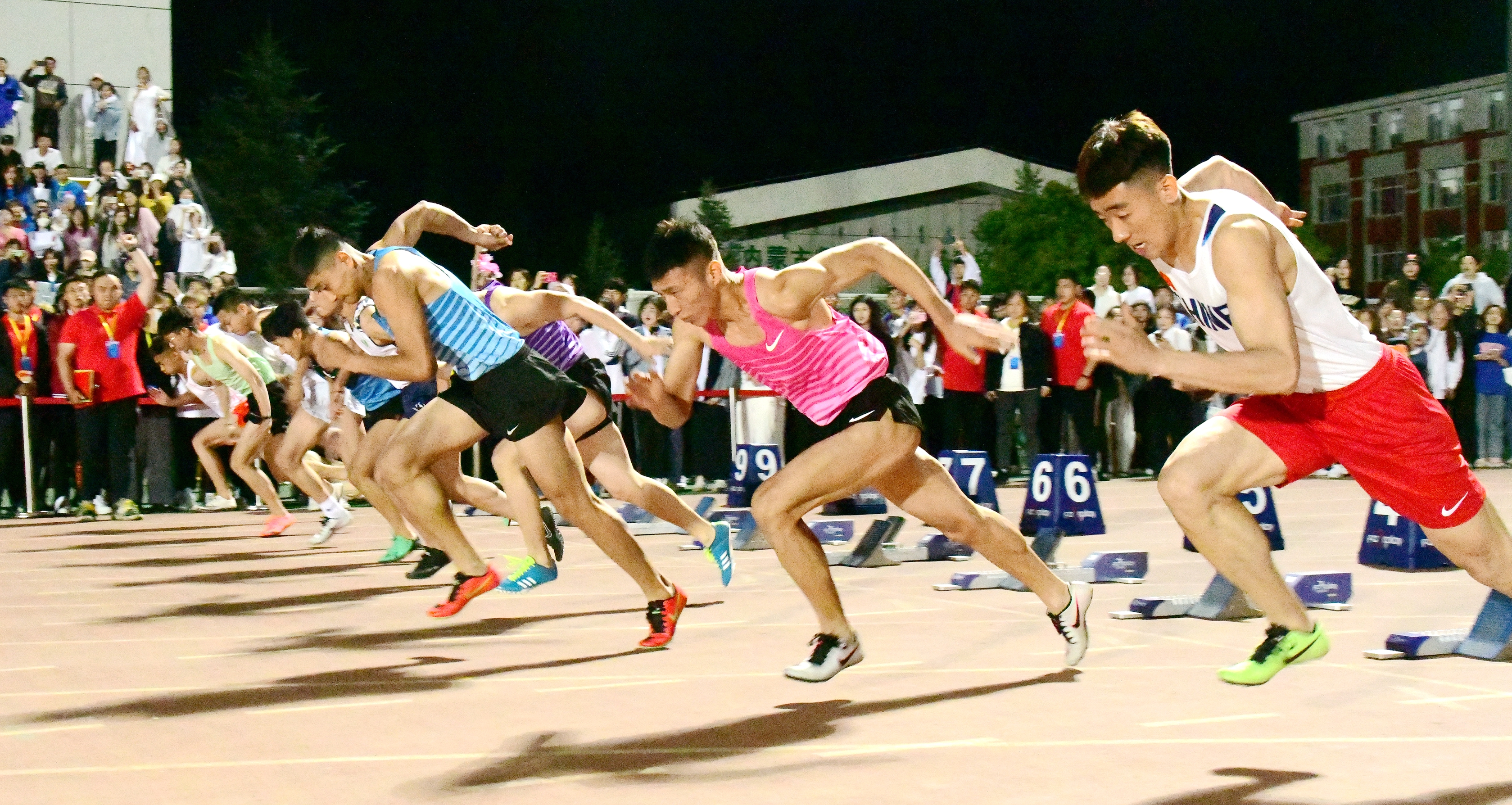 王启飞和体育学院2020级硕士研究生杨嘉承分别代表运动员和裁判员宣誓